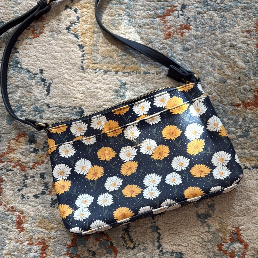Floral White and Yellow Daisy Crossbody Bag